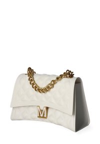 Witte gequiltde leren handtas met een gouden kettingband en een rechthoekige sluiting aan de voorkant met een opvallend "M"-logo.