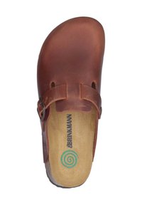Bruine leren klomp met een ronde neus, verstelbare strap en beige textiele binnenzool met een spiraallogo. Plat buitenzool ontwerp.