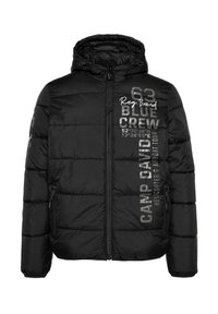 Chaqueta acolchada negra con capucha, que presenta una cremallera frontal, gráficos impresos en blanco y gris, y dos bolsillos laterales con cremallera.