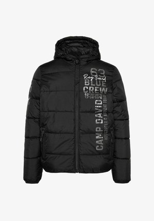 Giacca nera imbottita con cappuccio, dotata di zip frontale, grafiche stampate in bianco e grigio, e due tasche laterali con zip.