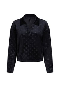 Pullover in velluto nero con maniche lunghe, colletto e scollo a mezza zip. Presenta un motivo in rilievo con logo su tutta la superficie.