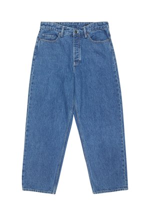 Jeans in denim blu a vita alta, dritti, con chiusura frontale a bottone e zip, passanti per cintura e design a cinque tasche su sfondo bianco.