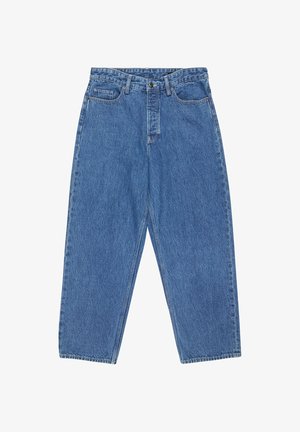 Blaue hochtaillierte gerade Jeans aus Denim mit vorderem Knopf- und Reißverschluss, Gürtelschlaufen und Fünf-Taschen-Design auf weißem Hintergrund.