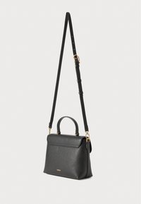 Borsa a mano in pelle nera con design strutturato, manico superiore e tracolla regolabile. Presenta accessori in oro e un logo sul davanti.