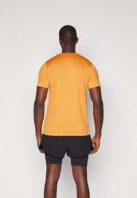 New Balance ESSENTIALS - T-skjorte til trening - sizzle