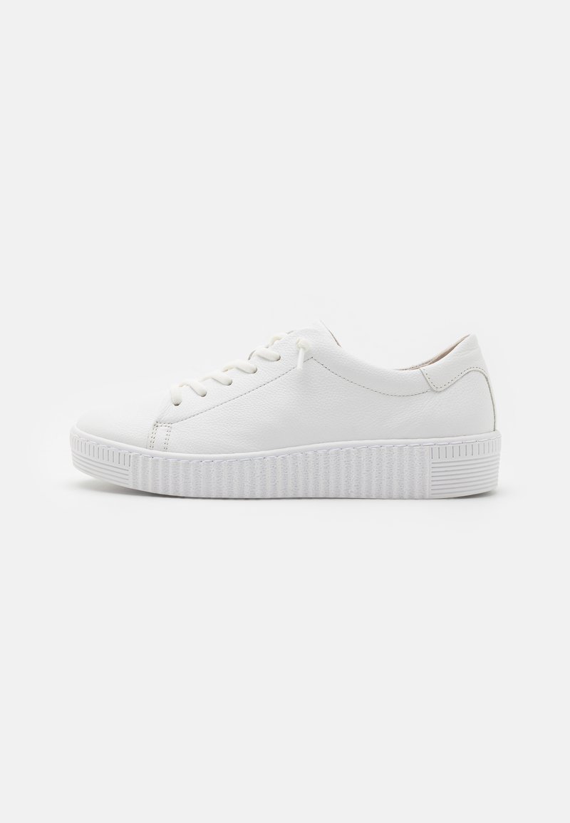 Weiße Sneaker mit einem glatten Lederobermaterial, runder Zehenform, sechs Ösen für die Schnürsenkel und einer strukturierten Gummisohle mit vertikalen Rillen.