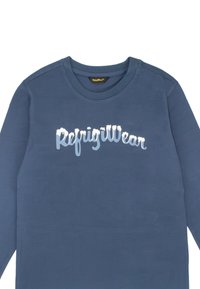 Maglietta a maniche lunghe blu navy in cotone, con un logo "RefrigiWear" bianco e azzurro che attraversa il petto e un colletto rotondo.
