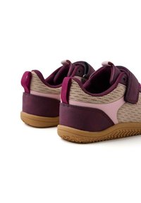 Sneaker viola e beige con una parte superiore testurizzata, materiali morbidi a contrasto, una cinghia in velcro e una suola in gomma con una presa testurizzata.