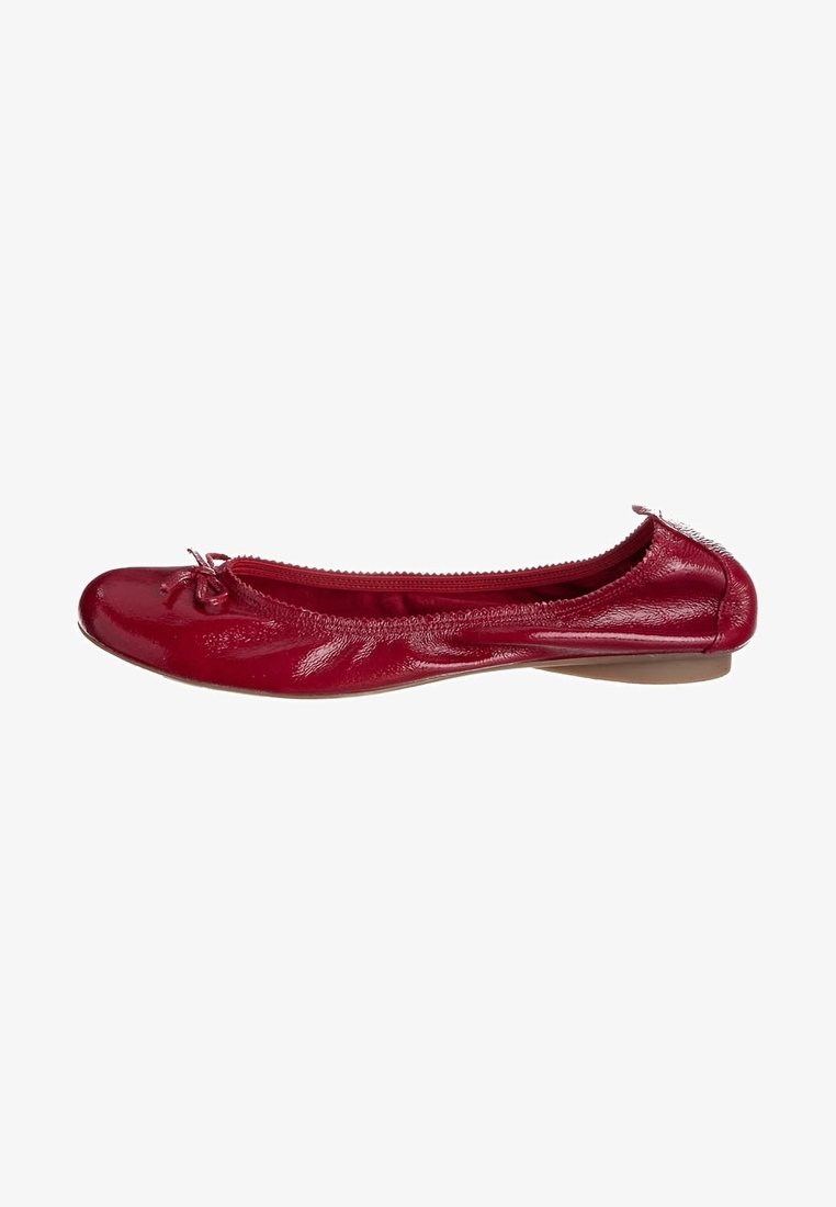 Rode gepatineerde leren balletschoenen met een ronde neus, een decoratieve strik aan de voorkant en een textuursteek langs de kraag.
