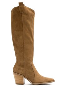 Botte hauteur genou en daim beige avec bout pointu, talon empilé et tige effilée. Présente une texture lisse et des détails de coutures simples.