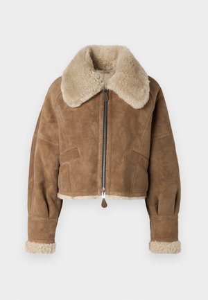 Veste en suède marron, cropped, avec un col et des poignets en peluche beige. Dispose d'une fermeture éclair centrale et de poches latérales. Texture douce, coupe ajustée.
