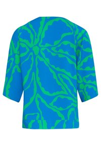 Korte mouw top in blauwe stof met een groot groen abstract bloemenpatroon, met een losse pasvorm en een ronde halslijn.