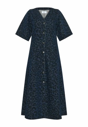 Donkerblauwe denimjurk met een luipaardprint, V-hals, korte mouwen, knoopsluiting aan de voorkant en een A-lijn silhouet.