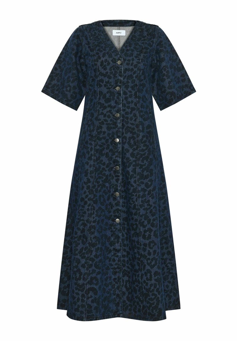 Robe en denim bleu foncé avec un motif léopard, col en V, manches courtes, devant boutonné, et silhouette évasée.