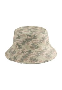Ronde bucket hat in een camouflagepatroon, met tinten groen en beige. Gemaakt van stof met een platte kroon en een brede rand.