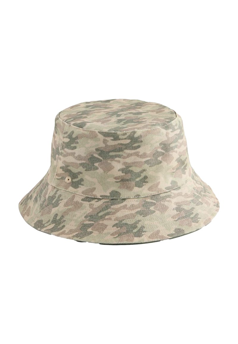 Ronde bucket hat in een camouflagepatroon, met tinten groen en beige. Gemaakt van stof met een platte kroon en een brede rand.
