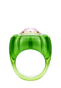 Groene doorschijnende ring met een gladde, glanzende afwerking, voorzien van een roze facette steen en kleine heldere accenten rond de basis van de steen.