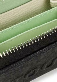 Cartera de cuero negra con acabado texturizado, que presenta compartimentos interiores en verde y beige, y herrajes de cremallera plateados.