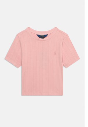 Camiseta rosa de punto acanalado con manga corta, cuello redondo y pequeño logo bordado en el pecho izquierdo.