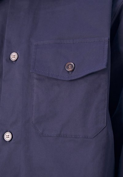 Marineblauw shirt met korte mouwen, gemaakt van katoen, voorzien van een borstzak, gladde textuur en contrasterende knopen. Schoon ontwerp met eenvoudige accenten.