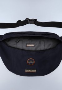 Navy nylon ledvinka s velkým hlavním oddílem, černým nastavitelným popruhem, oranžovými a šedými logovými nášivkami a zipovým uzávěrem.