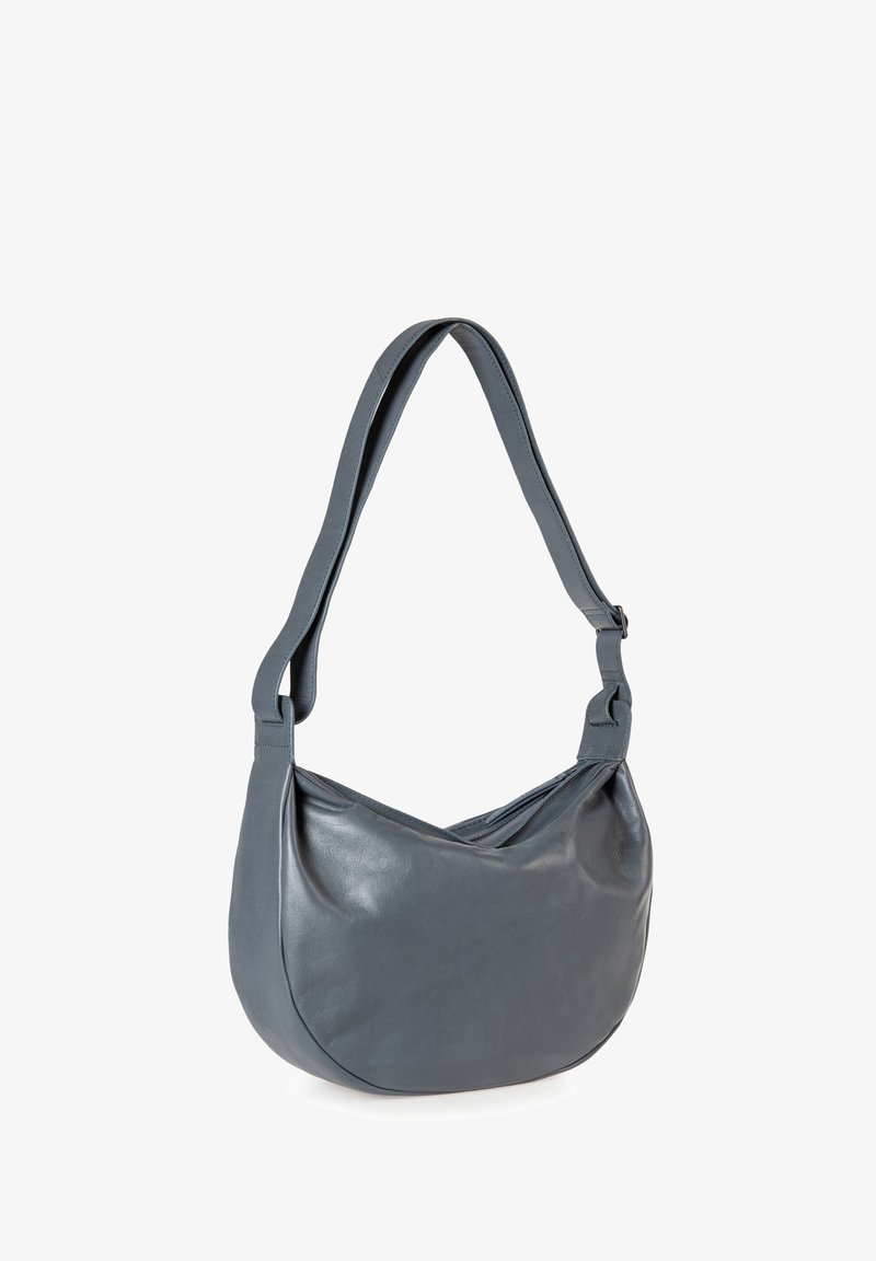 Borsa a spalla in pelle grigia con un design morbido, tracolla regolabile e una texture liscia. Presenta curve morbide e un'estetica minimalista.