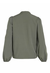 Blouse verte olive à manches longues avec manches bouffantes, poignets élastiques et vue arrière montrant un col simple et un tissu lisse.