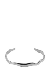Fascia per capelli in metallo argento con design ondulato, caratterizzata da bordi lisci e una finitura lucida. Estremità aperte per una vestibilità regolabile.