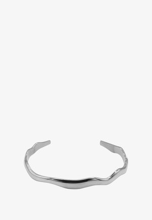 Srebrna metalowa opaska na włosy o falistym wzorze, z gładkimi krawędziami i wypolerowanym wykończeniem. Otwarty koniec dla regulowanego dopasowania.