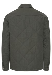 Prošívaná bunda v olivově zelené barvě, s klasickým límcem, dlouhými rukávy a knoflíkovými manžetami; diagonální prošívání pro texturu.