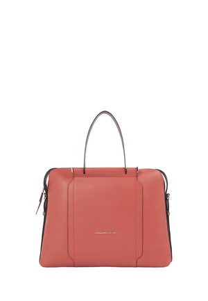 Rechthoekige koraalroze leren handtas met één handvat aan de bovenkant, zichtbare ritssluiting aan de zijkant en een klein goudkleurig merklogo in het midden aan de voorkant.