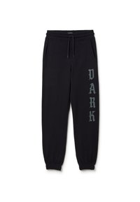 Zwarte joggingbroek van zacht materiaal, met een trekkoord in de taille, zijzakken en het woord "DARK" in vette grijze letters.
