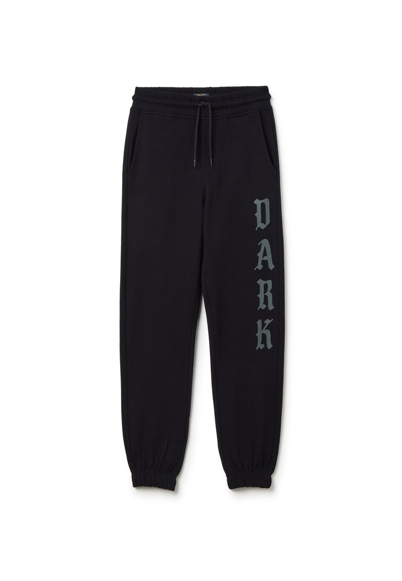 Zwarte joggingbroek van zacht materiaal, met een trekkoord in de taille, zijzakken en het woord "DARK" in vette grijze letters.