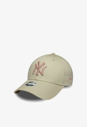 Berretto da baseball beige con logo New York Yankees ricamato rosa e visiera curva, etichettato per la taglia donna 9FORTY.