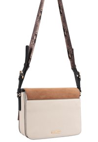 Beige leren tas met een bruine suède klep en een zwart-bruin slangenprint schouderband. Bevat strakke lijnen en minimale hardwareaccenten.