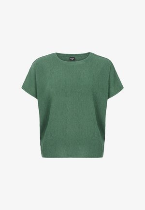 Camisa verde de manga corta hecha de tela texturizada. Presenta un escote redondo y un corte relajado con una silueta ligeramente holgada.