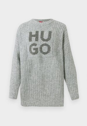 Harmaa neulottu neuletakki, jossa on pitkät hihat, ja jonka etupuolella on suuri tummanharmaa "HUGO"-logo sekä leveä pyöreä pääntie. Huomaamaton ribbikuvio.