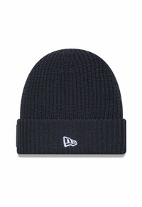 Schwarze Strickmütze mit umgeschlagenem Saum und einem weißen Logo auf der Vorderseite. Die Textur ist gerippte, die Wärme und Dehnbarkeit bietet.