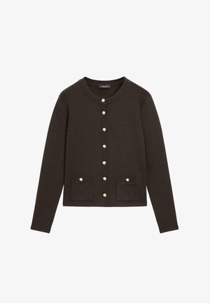 Brun stickad kofta med rund hals, knappar fram och två bröstfickor med silverfärgade knappdetaljer.