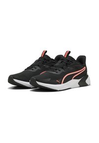 Pantofi sport negri cu suprafață din plasă, talpă intermediară albă contrastantă și detalii de accent corai. Prezintă un design cu șireturi și o talpă texturată.
