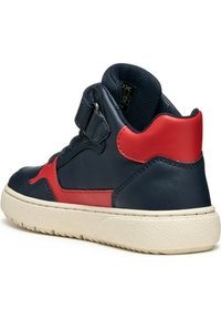 Hoge sneaker van marineblauw leer met rode accenten. Voorzien van een gestructureerde rubberen zool en een klittenbandsluiting.