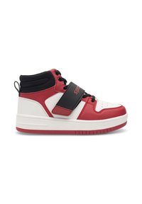 Pantof de sport înalt, cu panouri roșii, albe și negre, cu șireturi negre și o curea neagră inscripționată "Sport" pe mijlocul piciorului.