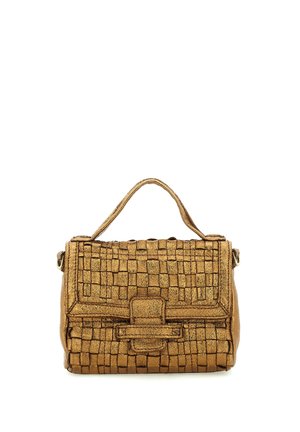 Piccola borsa marrone con motivo tessuto a trama, manico superiore e patta frontale assicurata da una chiusura rettangolare.