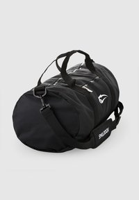 Musta duffel-laukku, joka on valmistettu kestävästä kankaasta. Siinä on kaksi yläpohjaa, säädettävä olkahihna ja vetoketjullinen pääosasto.