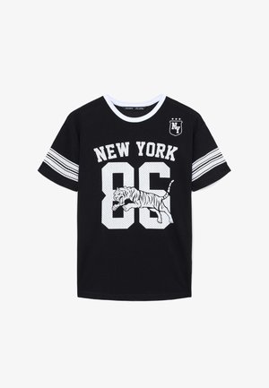 Czarny t-shirt z siateczki z białym napisem "NEW YORK 86" i grafiką tygrysa. Posiada białe paski na rękawach oraz okrągły biały kołnierzyk.