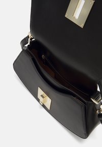 Borsa a tracolla in pelle nera con chiusura in tonalità oro, caratterizzata da una texture liscia, tasca frontale e scomparto con zip interno.