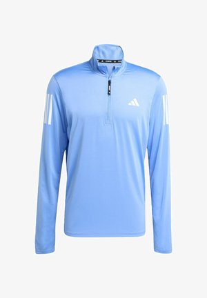 Lichtblauw sportshirt met lange mouwen en een rits tot een kwart, gemaakt van gladde stof. Kenmerkt zich door witte accenten met drie strepen op beide mouwen.