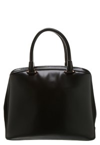 Sac à main noir brillant avec une texture lisse, des poignées arrondies et un design minimaliste. Il présente une forme structurée et des détails de couture subtils.