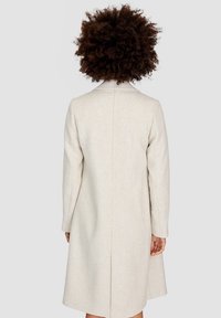 Stradivarius Abrigo clásico - beige