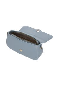 Világoskék bőr kézitáska lekerekített formával, mágneses patentzárral, arany színű fém kiegészítőkkel és egy belső cipzáras zsebbel.